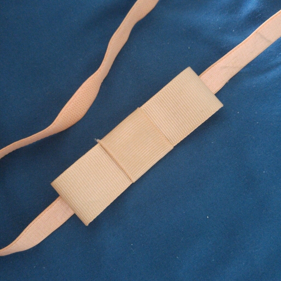 FREE w/ $20 Purchase Nude Elastic Bow Headband - Picture 1 of 4